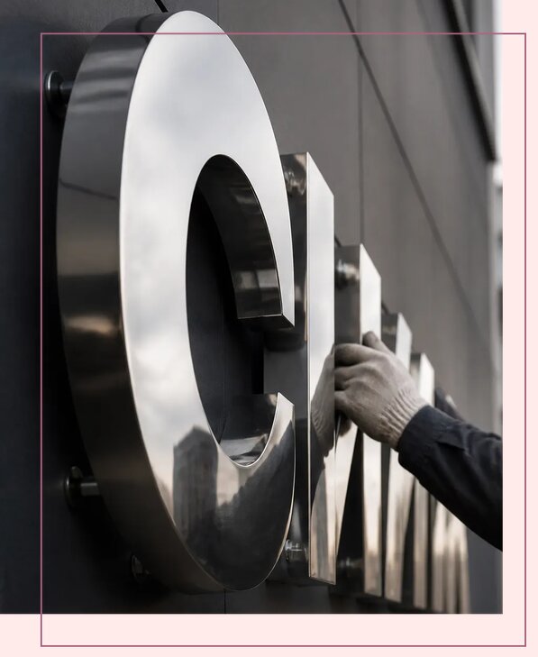 Зеркальные буквы на заказ в Ноябрьске по цене от 8611 р. | Аванза-Нбс